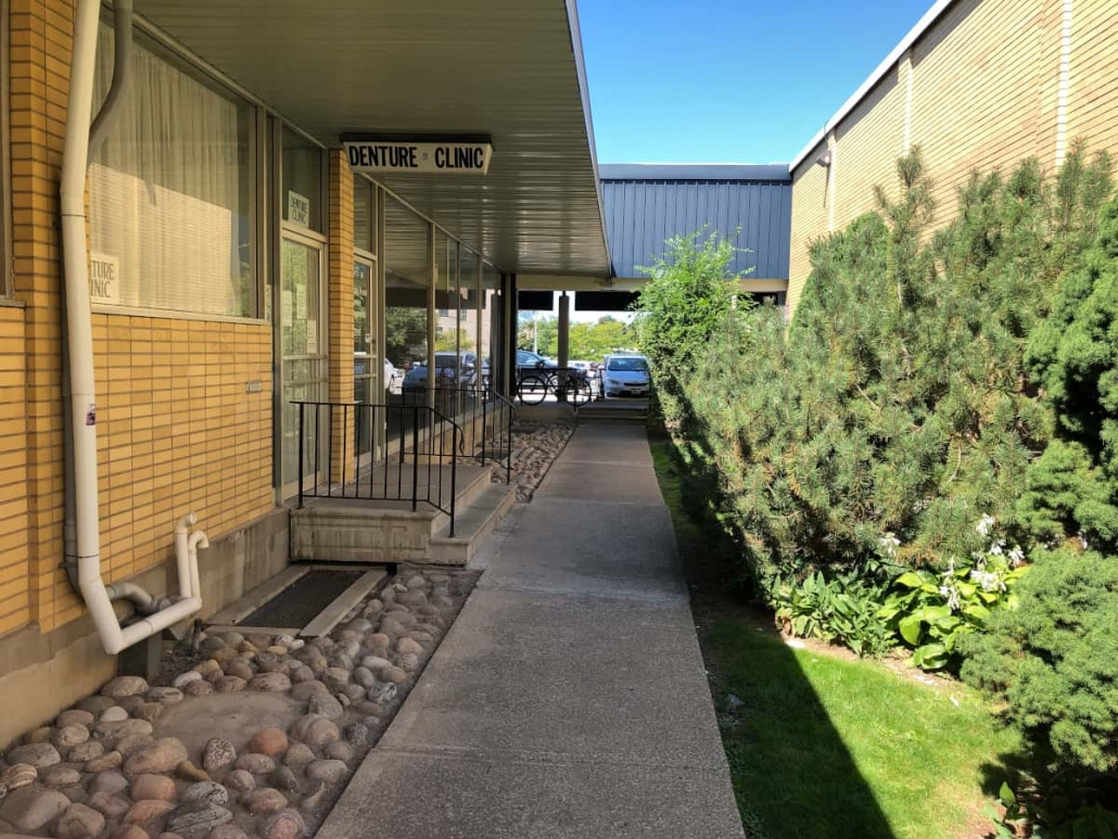 A patient's point of view if they had parked in the rear parking lot behind the Grantham Plaza and were completing their walk down the garden alleyway to our Denture Clinic entrance, almost upon it now (also seeing way down the path the two steps up to the front parking lot)