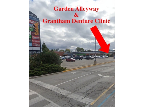 Arrow and text points out our garden alleyway and Grantham Denture Clinic as you drive into the plaza parking lot